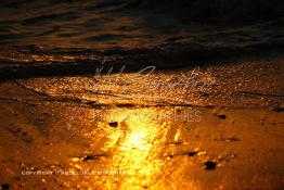 Image du Maroc Professionnelle de  Un magnifique coucher de soleil sur la plage de Souiria Lekdima à 30 Km au sud de Safi, dans cette splendide région du Maroc sur l'océan atlantique. De nombreux européens profitent des joies de la mer sur cette plage un peu désertée par les marocains, le 17 Août 2003. (Photo / Abdeljalil Bounhar) 